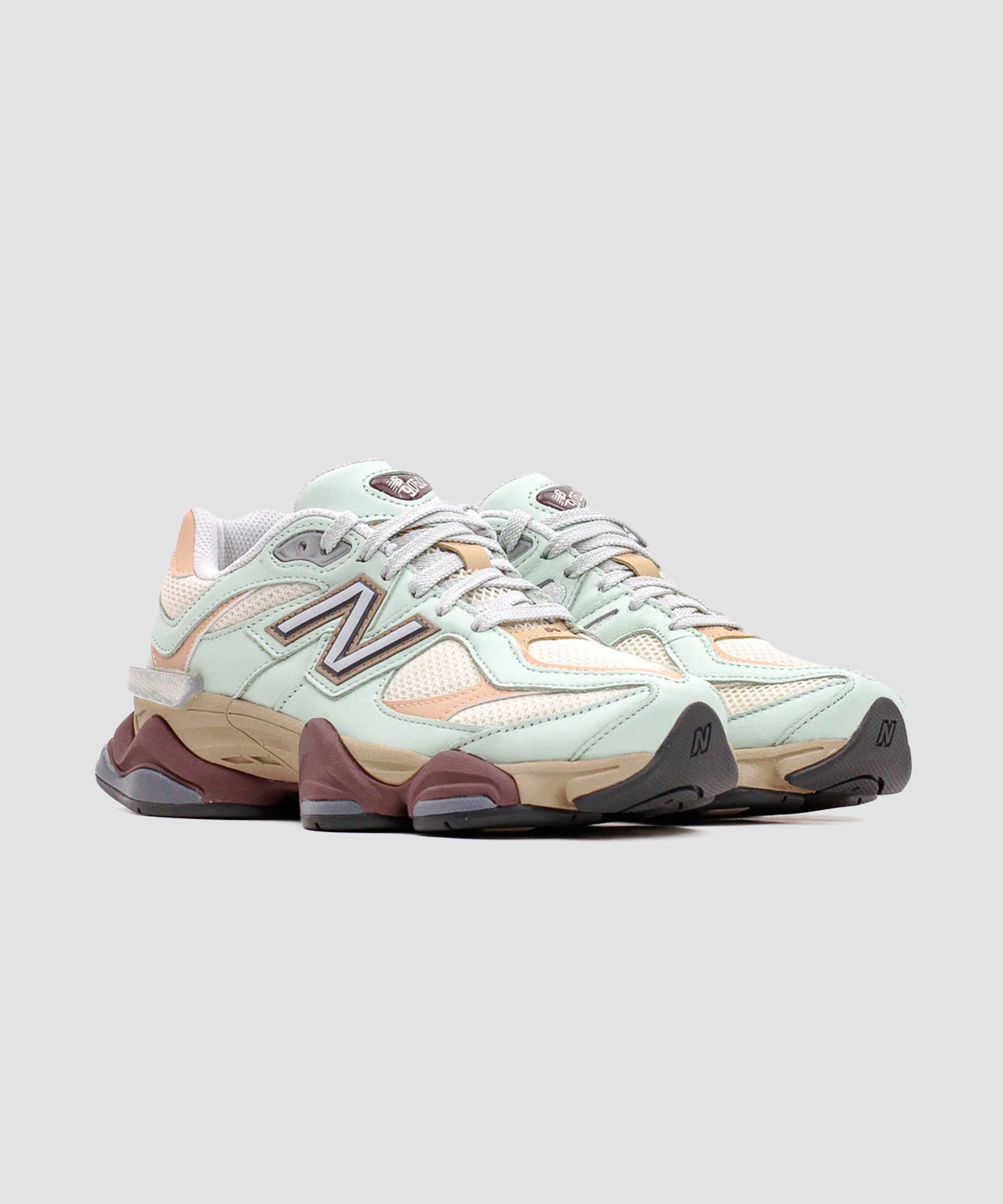 Baskets unisexes New Balance 9060 en argile/cendre