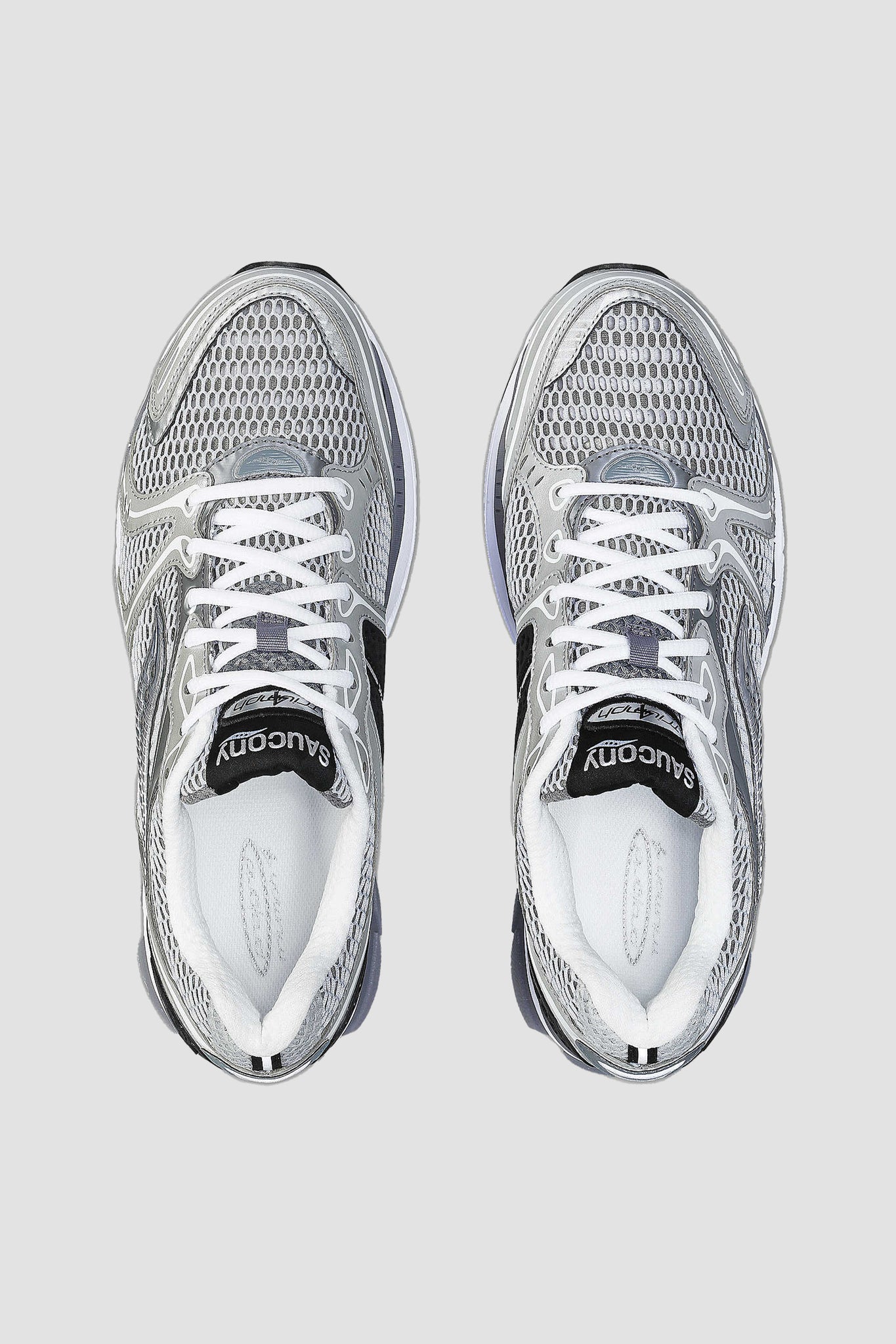 Saucony Unisex Progrid Triumph 4 Sneaker in Grey/Silver