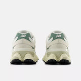 Baskets unisexes New Balance 9060 en Rain Cloud avec Castlerock et blanc