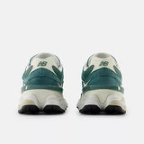 Baskets unisexes New Balance 9060 en Rain Cloud avec Castlerock et blanc